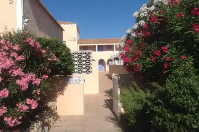Image de maison 4 personnes avec terrasse close 10 mn de la plage à pied