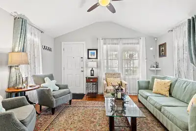 Belle maison de style cottage sur Charlton Street au centre-ville de Savannah
