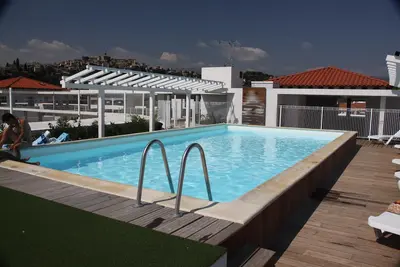 Image de À seulement 1, 4 km de la plage | Piscine sur le toit du solarium