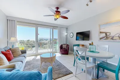 Image de Élégant condo w / vue panoramique sur le golfe, piscines partagées, snack-bar et barbecue!