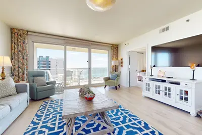 Image de Condo accueillant et lumineux avec commodités partagées sur place - marchez jusqu'à la plage!