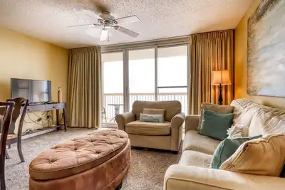 Image de Condo de grande hauteur avec vue sur l'océan, piscine communautaire et balcon privé