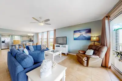 Image de Maison spacieuse avec vue sur le golfe, piscine partagée et centre de remise en forme sur place!