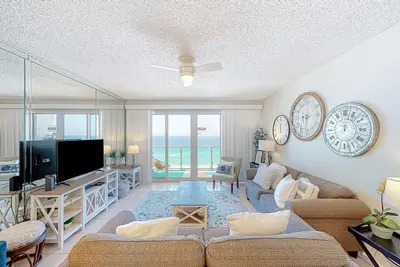 Image de Accueil riverain confortable avec vue sur le golfe, piscine partagée, salle de fitness et accès à la plage