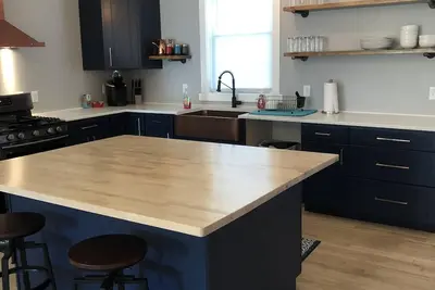 Image de Maison récemment rénovée avec le plan d'étage ouvert de vos rêves!