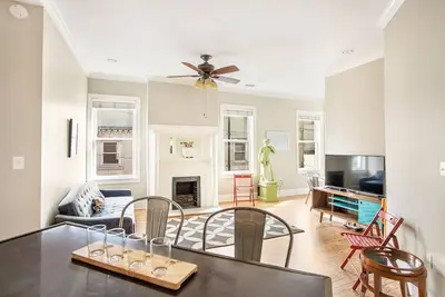 Image de Restez avec Lucky Savannah: Loft lumineux au milieu de la vie nocturne pouvant accueillir jusqu'à 9 personnes!