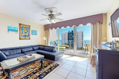 Image de Condo de plage lumineux avec vue sur l'eau et balcon privé - piscine, salle de gym et plage!