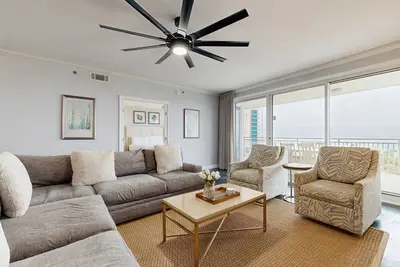 Image de Condo contemporain près de la plage! Piscine, salle de gym et théâtre partagés pour les invités!