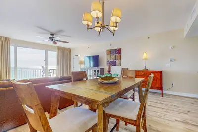 Image de Condo moderne w / piscine partagée et centre de fitness - près de la plage!