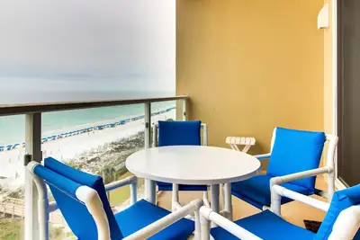 Image de Vue imprenable sur le golfe depuis ce confortable condo avec une piscine, une salle de sport et un accès à la plage communs