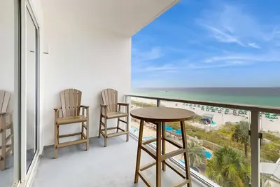 Image de Superbe maison au bord de l'eau avec accès pratique à la plage, piscine commune et salle de gym