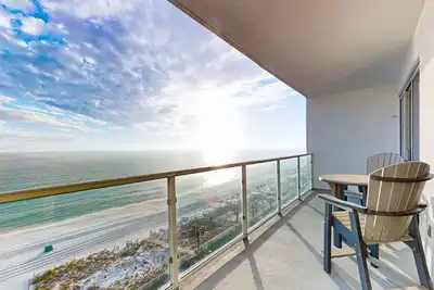 Image de Vues sur l'eau depuis le balcon, le centre de remise en forme et la natation en communauté!