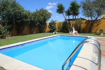 Image de Maison de campagne rustique et bien entretenue avec piscine privée dans un beau jardin, plusieurs terrasses et barbecue - idéal pour des vacances en famille - Casa Lazambra -