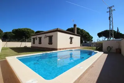 Image de Belle maison de vacances avec piscine privée pouvant accueillir jusqu'à 6 personnes dans un endroit calme à Mayorazgo / Conil