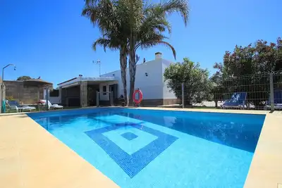 Image de Nouvelle et moderne maison de vacances avec piscine privée pour 6-7 personnes à El Colorado, avec internet