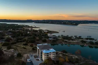 Image de Luxe au bord du lac avec une vue épique, un port de plaisance privé et une cale de bateau.