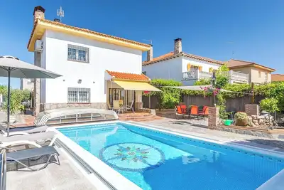 Image de Hébergement rustique avec piscine privée et emplacement stratégique