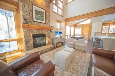 Image de Les familles adorent Settlers Creek! Garage privé, W / D, piscine chauffée et bains à remous