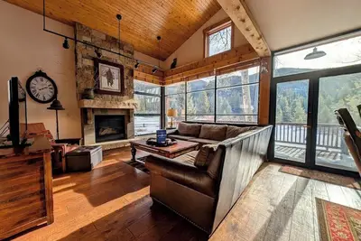 Image de Parfait pour les familles! Maison de ville mise à jour avec garage privé, W / D et vues! !