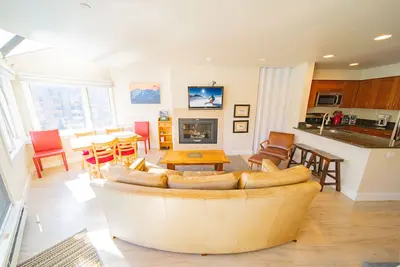 Image de Vous allez adorer ce grand studio situé au bord du lac dans Lakeside Village à Keystone. Situés juste sur le lac Keystone et à quelques minutes de navette des pistes, les condos Lakeside se trouvent à proximité des commerces, des restaurants et des ac. .