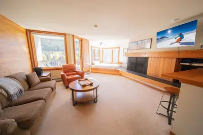 Image de Il s'agit d'un grand studio avec cuisine complète donnant sur le lac à Lakeside Village Keystone. L'un des meilleurs avantages de cet hôtel réside dans le fait que vous avez un accès complet au spa de Keystone avec piscine extérieure chauffée, bains à. .