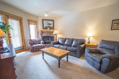 Image de Agréable et confortable, cet appartement de 2 chambres à coucher au Tenderfoot Lodge est l’endroit idéal pour séjourner sans se ruiner! À proximité des remontées mécaniques en hiver et de la piste cyclable en été!