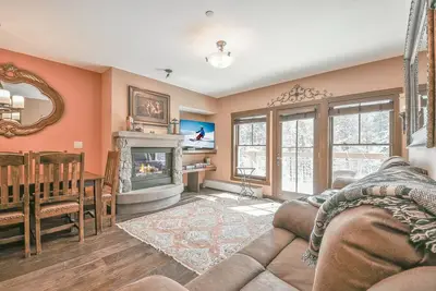 Image de Cette belle propriété de 2 chambres et 2 salles de bains est située dans le bâtiment de Jack Pine avec une capacité<br>cette propriété est idéale pour vos vacances en famille. À seulement quelques pas des remontées mécaniques et du cœur de River Run.