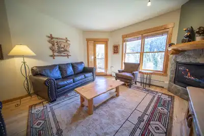 Image de Idéalement situé dans le quartier Mountain House Base, ce condo de 2 chambres à coucher se trouve à quelques pas des pistes de ski, et peut accueillir 7 personnes, tout le monde appréciera les vues et les commodités que ce bâtiment offre à ses clients!