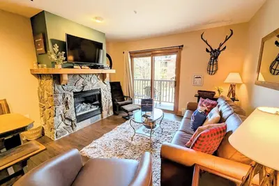 Image de Votre groupe va adorer rester ici! Cette propriété Red Hawk Lodge est un grand 1 chambre 2 salle de bain avec un lit Murphy et un canapé-lit à environ cinq minutes à pied des remontées mécaniques et du village. Le Red Hawk Lodge possède également une. .