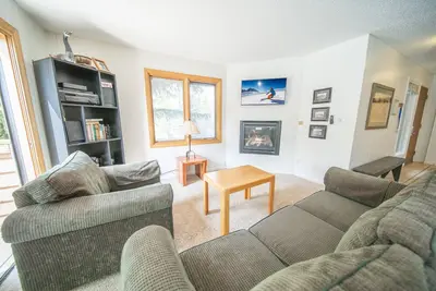 Image de Ce condo est une promenade rapide ou navette pour les remontées mécaniques Mountain House. Parfait pour les familles, ce condo de deux chambres dispose d’une piscine commune, d’un bain à remous extérieur et d’un sauna. Vous allez adorer rester ici.