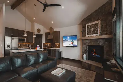 Image de Townhome nouvellement construit à quelques pas du village! Idéal pour les familles!