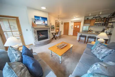 Image de Surplombant la place River Run Village, cette propriété ne manquera de surprendre personne. Magnifiquement meublé et plus grand<br>que la plupart des condos de 1 chambre à coucher dans River Run Village, il y a beaucoup d'espace pour tout le monde dans.