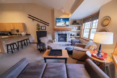 Image de Condo surdimensionné 1 lit dans le village! 2 bains à remous, table de billard, marche vers les festivals et activités d'été!