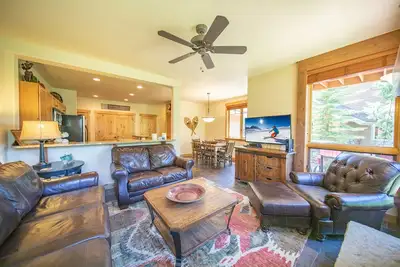 Image de Maison en rangée de deux chambres à l��est de Keystone avec vue sur la cour. Mobilier amélioré et à proximit�� de la route de la navette. Magnifique club house avec table de billard, piscine et bain ���� remous.