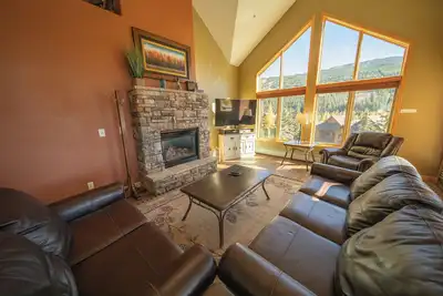 Image de Belle 4 chambres avec des plafonds voûtés et de beaux meubles. Cette propriété est parfaite pour une famille élargie ou un grand groupe d'amis. Vous adorerez la navette rapide vers River Run Village ainsi que la piscine intérieure et le bain à remous à.