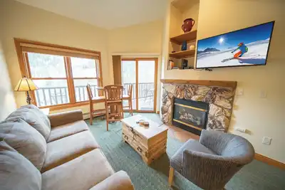 Image de Ce condo de 2 chambres et 2 salles de bains est parfait pour vos vacances de ski en famille. Situé dans la région de Mountain House Base, à quelques pas des pistes de ski en hiver et à proximité des sentiers de randonnée et de pistes cyclables, cet end.