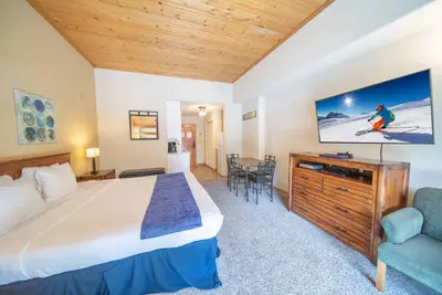 Grand studio condo, soit juste une navette rapide ou une promenade plus longue à River Run Village. Ce studio peut accueillir 5 personnes avec un lit king-size, un canapé-lit et une couchette simple. Profitez de la piscine intérieure et du bain à remou.