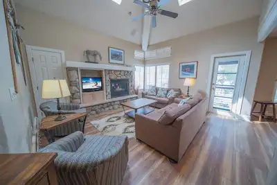 Image de Magnifique townhome de 4 chambres situ�� à West Keystone, à quelques minutes en navette des pistes, des magasins et des restaurants. cet établissement dispose d'un bain à remous privé, d'une vue sur la forêt et d'une terrasse privée avec un gril!