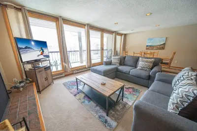 Image de Ce condo est parfaitement situé dans Lakeside Village, près des magasins, des restaurants et des activités. Il y a aussi une navette de ramassage à proximité pour vous emmener sur les pistes. Ce complexe de condo a une belle piscine intérieure et un ba.