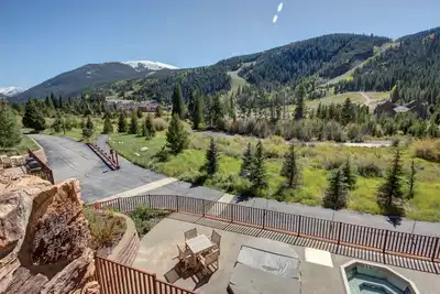 Image de Dans la zone de base Mountain House, cette propriété est une excellente option pour ceux qui veulent être près des pistes et profiter d'une vue magnifique! Jacuzzi sur place.