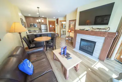 Image de C’est une chambre chaleureuse et confortable avec vue sur les pistes, à quelques pas de la télécabine, des magasins et des restaurants de River Run Village.