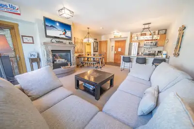Image de Cet incroyable condo d'une chambre a de nombreuses améliorations et commodités que vous allez adorer. Jack Pine est l’un des bâtiments les plus proches de la télécabine de River Run Village et est idéalement situé à proximité des boutiques et des resta.
