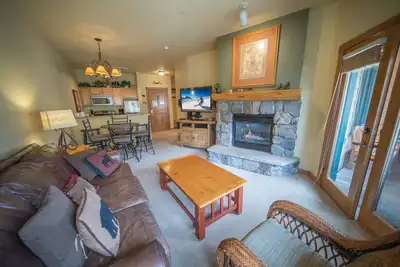 Image de Vous adorerez le décor montagnard de ce condo d'une chambre situé à River Run Village, à quelques pas de la télécabine. Ce condo permet de revenir facilement et de déjeuner au condo tout en prenant une petite pause de ski. La piscine et chaud du Dakota.