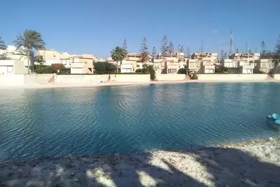 Image de 2 étages - Villa 3 chambres + jardin privé au bord du lac + mer. près de Marina & Alamein