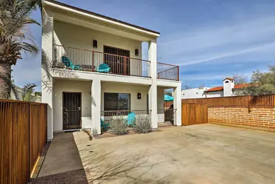 Image de Nouveau! Tucson Home w / Table de baby-foot - Marche pour UofA!