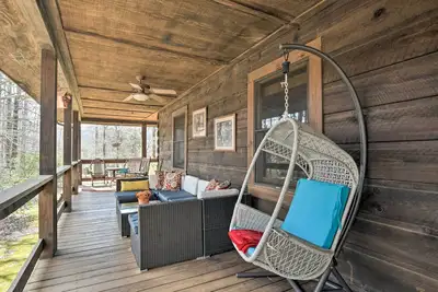 Image de Nouveau! Creekside Marietta Retreat Cabin w / Fire Pit!