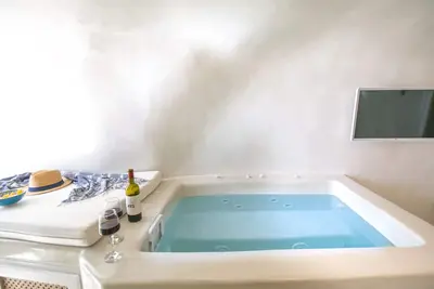 Image de vue à couper le souffle avec jacuzzi, entièrement équipée, fabriqué à partir de zéro