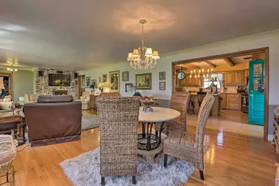 Image de Nouveau! Spacious Home 2 Mi du centre-ville de Stanford!