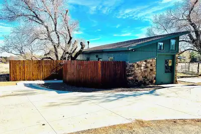 Image de Oasis scandinave pittoresque, sauna à bois, douche extérieure
