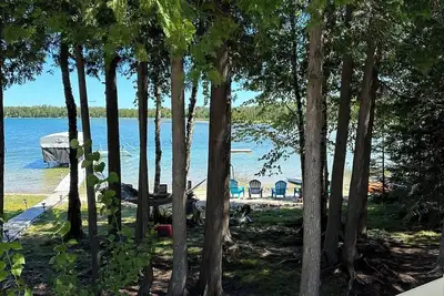 Image de Tranquil Lake Esau Cottage, région du port de Presque Isle. Communauté privée